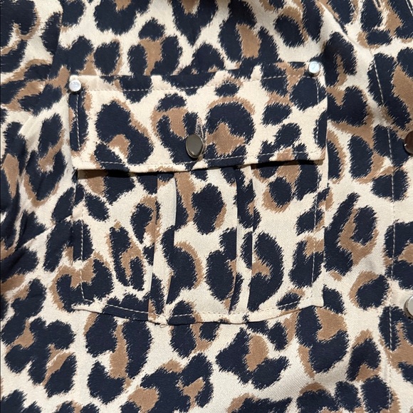 White House, Black market Leopard Print Button-Up Shirt - Picture 3 of 9